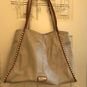 Neutral tote!